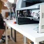 Yazıcı tamir teknisyeni usta inceleyen webp